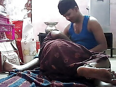 femme indienne embrassant la nature chaude femme indienne embrassant la nature chaude