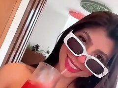 Solo brunette chick gulping and having joy in a homemade video