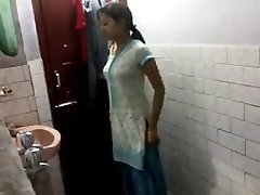 adolescent fille indienne dans la salle de bain