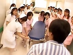 Asiatique infirmières dans un gangbang chaud