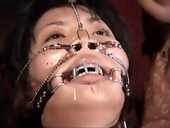 l'esclave jap s'est fait percer les aiguilles de la lèvre pour garder la bouche fermée