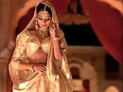 indian actress bipasha basu showing tit: 