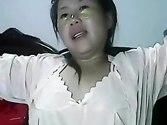 Wetting slit of lonely Chinese MILF