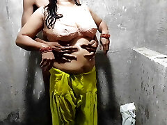 Sexy desi indian bhabhi fucked in bathroom big bosoms bhabhi ko douche me choda