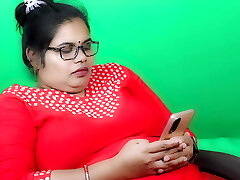 mumbai chica traviesa digitación en vestido rojo y gafas audio hindi claro