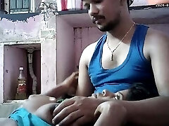 индийская домашняя жена прижимает большие сиськи
