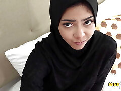 musulmano hijabi teen catturato guardare porno e ottiene culo scopata