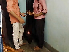 estudiantes de la escuela india recibiendo polla con tution teacher
