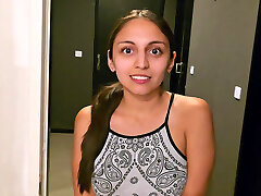 همسایه من از من کمک می خواهد و لطف را با بیدمشک او برمی گرداند همسایه من از من کمک می خواهد و لطف را با بیدمشک او برمی گرداند