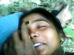 индийская пара занимается сексом на открытом воздухе