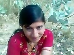 Красивая Индийская застенчивая девушка, показывая милые сиськи и милая киска