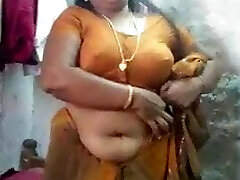 Cheating desi chubby aunty in saree undress for boyfriend 