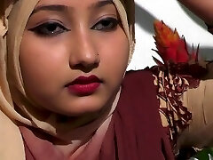 rapariga sexy do bangladesh a mostrar o seu estilo de mamas sensuais