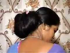 Comprimento chão Indiano de lavar o cabelo por marido
