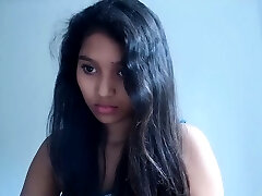 adolescente indiano de óculos a esguichar na webcam