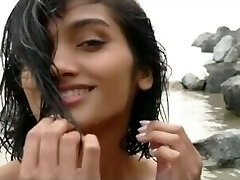 ragazza indiana in mare ragazza indiana in mare