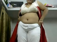 Fat bottomed Indian hoe with saggy breasts puts on a good show