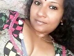 Trichy cheating housewife showing nude body to her acquaintance