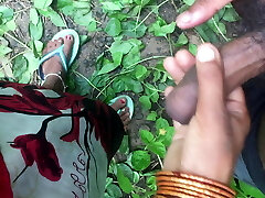 Desi girl hand-job in jungle 