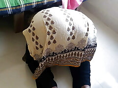 мачеха дези застревает, подметая под кроватью, когда пасынок трахает ее и кончает в ее большую задницу - семейный секс