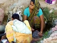 Indische Dorf Mädchen Ausspioniert Im Freien Versteckt
