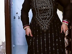 Punjabi Bhabi Ne Bihari Ko Muth (Hand Job) Maarte huye Pakda, Moonh Pe baith kar choot chatwaayi,Hindi and Punjabi Audio