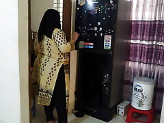 (Indian Steaming Maa ke sath Beta Jabardasti chudai) When step-mom opened the fridge, sonny fucked & put her in the fridge