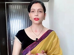 印度德西哥穿着黄色的纱丽在前面的Devar 