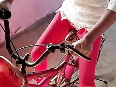 Cycle par baiti hu howdy bhabhi ko devar ne ache se choda