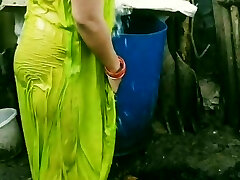 village tamoul mullu tante en plein air bain vidéo de sexe
