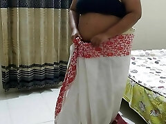 德西55岁（Maa）穿着纱丽在房间里，当她（Beta）来和Chudai Jabardasti-印地语性爱