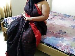 Tamil Real Grandma ko bistar par tapa tap choda aur unki pod humungous diya - Indian Hot old woman wearing saree without half-shirt