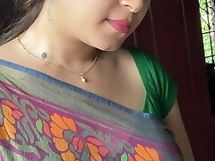 handsome Indian Aunty Sexy Green Saree