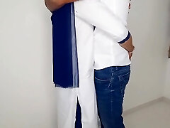 babe une écolière sri-lankaise baisée par un professeur de classe