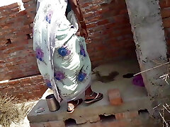 hermosa india bhabhi orinando en el techo de su casa y tocando su apretado coño cremei