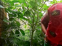 Indian Desi bhabhi ki chodai ghar ke pichhe khet me Indian Desi bhabhi ki chodai ghar ke pichhe khet me