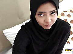 musulmano hijabi teen catturato guardare porno e ottiene culo scopata musulmano hijabi teen catturato guardare porno e ottiene culo scopata