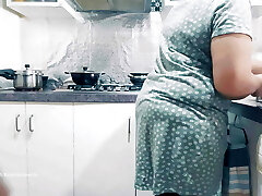 भारतीय पत्नी & #039; गधा, उँगलियों और स्तन रसोई घर में निचोड़ा