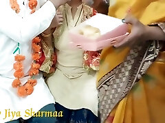 भारतीय जोड़ा पहली शादी रात सेक्स का आनंद लें के साथ तीन प्रतिभागियों का सम्भोग सेक्स 12 मिन