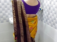 زرد ساری من Apni ko Nahate Dekh Kr Raha Nahi Gya به Unko حمام من Hi Ghus کار تانگ Utha Kr Choda
