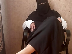 Syrian milf in hijab gives wank off instructions, jizm with her