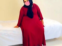 baiser une belle-mère musulmane potelée portant une burqa rouge et un hijab (partie 2)