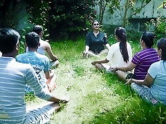 德西印度大胸部瑜伽老师提供她的一个学生他妈的她的完整的电影