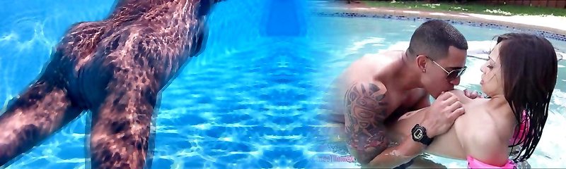 Секс втроём в бассейне под водой с парой молодых девиц