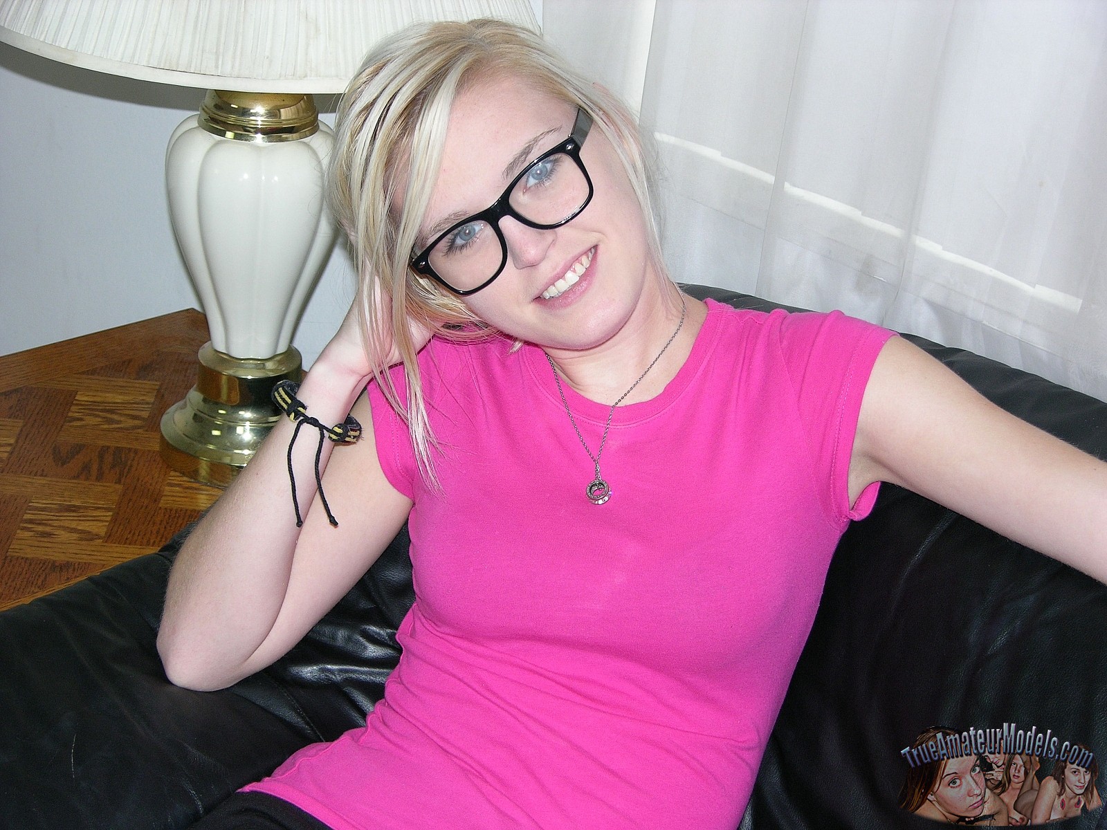 1600px x 1200px - Hot Amateur Blonde Nerd Modeling And Spreading Nude