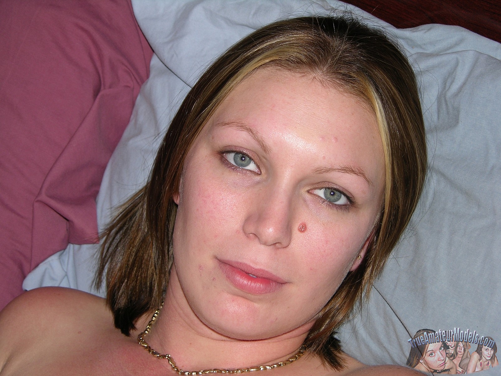 Amateur Girl Spreads Nude While Wearing Short Skirt