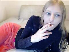 fumer une cigarette devant la webcam