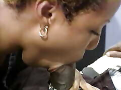 une fille noire mal rasée se fait baiser dans son trou poilu