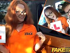 фальшивый инструктор по вождению трахает свою симпатичную рыжую студентку в машине и кончает ей в жопу