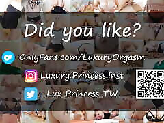 害羞的女孩抚摸她的小腿淋浴后和拍摄它在她的手机-LuxuryOrgasm